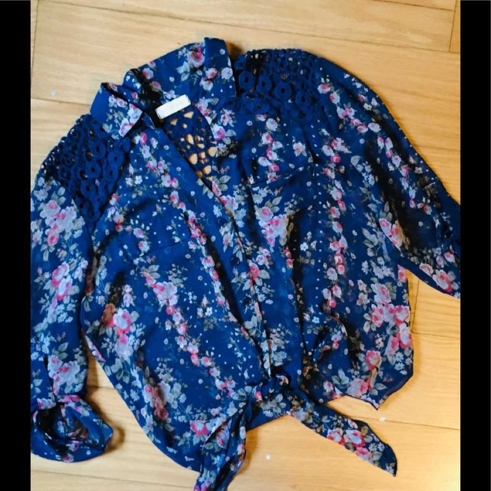⭐️BUY 2 GET 1 FREE⭐️ Beautiful Floral Blouse.